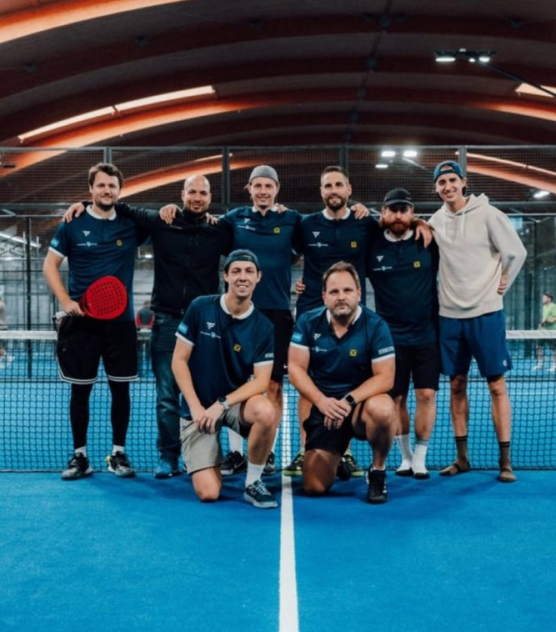 Padel4Fun Mitglieder stehen fröhlich beieinander und bereiten sich auf das nächste Match vor.