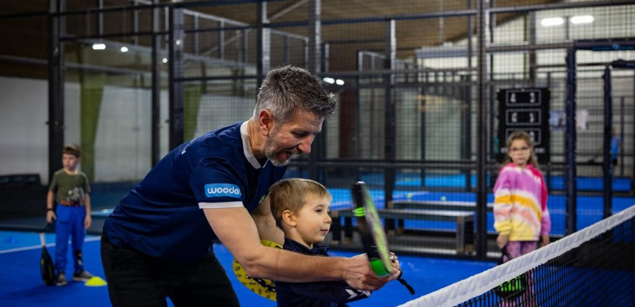 Padel4Fun Trainer erklärt Kind wie man den Schäger richtig hält.