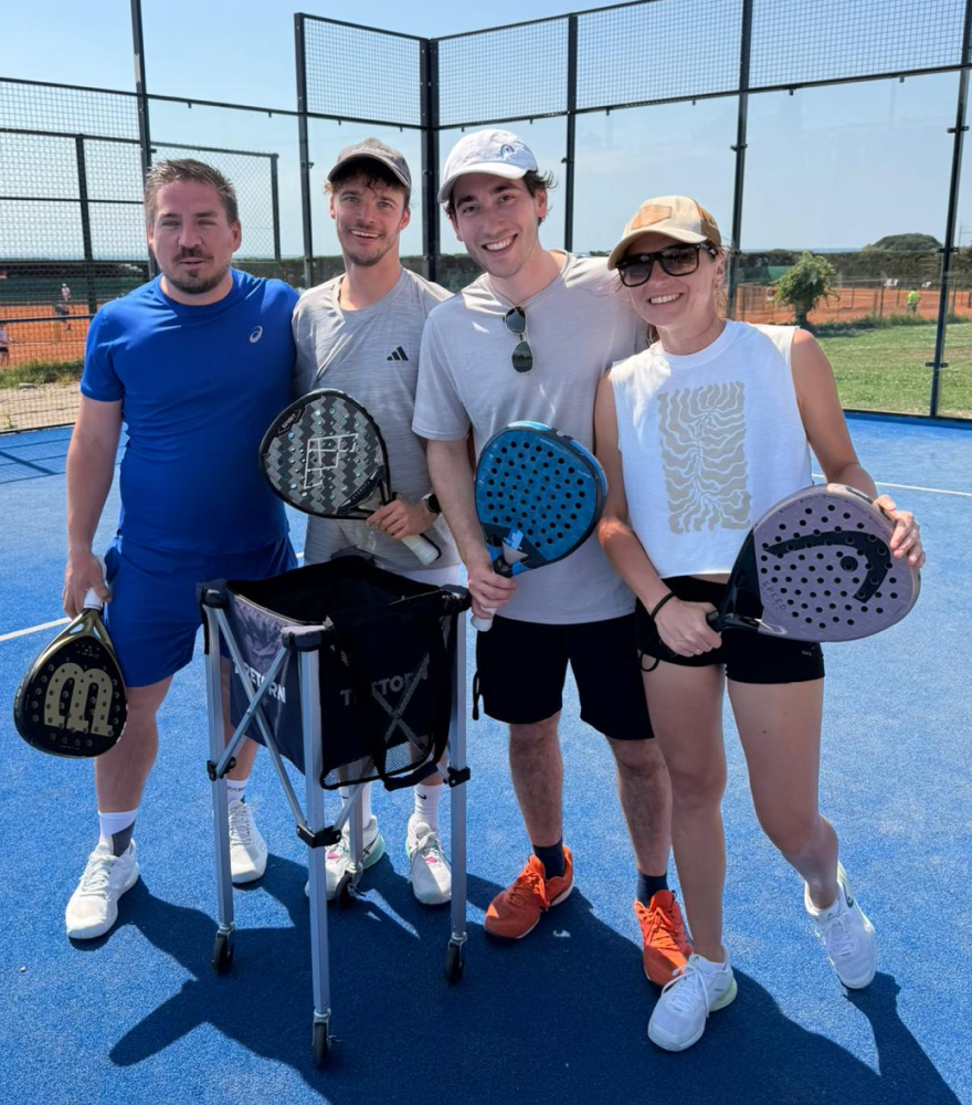 Padel4Fun Mitglieder stehen fröhlich beieinander und bereiten sich auf das nächste Match vor.